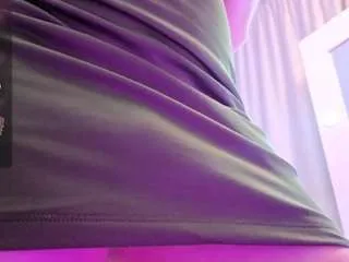 Freechat salomefoxx on CamSoda