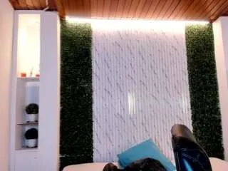 Freechat saracorraless on CamSoda