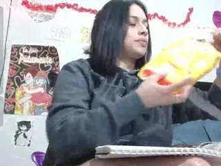 Freechat saray-extrovert on CamSoda