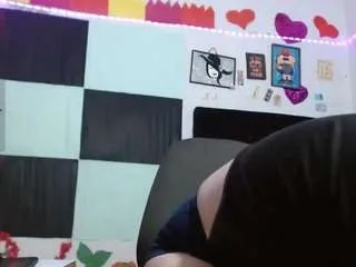 Freechat saray-extrovert on CamSoda