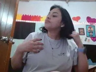 Freechat saray-extrovert on CamSoda