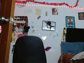 Freechat saray-extrovert on CamSoda