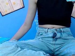 Offline skinnykalitzo18 on CamSoda