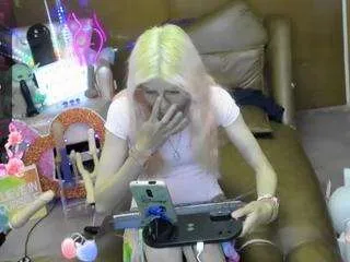 Offline skinnyteen on CamSoda