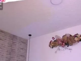 Freechat tinnahottie on CamSoda