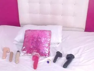 Freechat tiny-whore18 on CamSoda