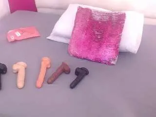 Freechat tiny-whore18 on CamSoda