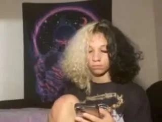 Freechat universethadon on CamSoda