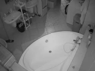 Offline voyeurcam-julmodels-bath-1st-1 on CamSoda