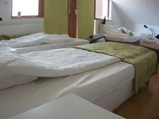 Freechat voyeurcam-julmodels-bed-2 on CamSoda