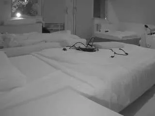Freechat voyeurcam-julmodels-bed-2 on CamSoda