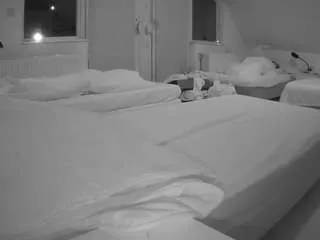 Freechat voyeurcam-julmodels-bed-2 on CamSoda