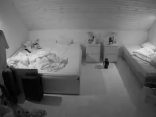 Freechat voyeurcam-julmodels-greybed-3 on CamSoda