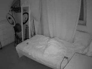 Offline voyeurcam-julmodels-reallife-3 on CamSoda