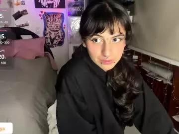b0nnie_h0ney from Chaturbate