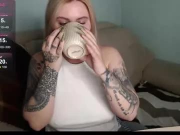 Cuddlieschris from Chaturbate