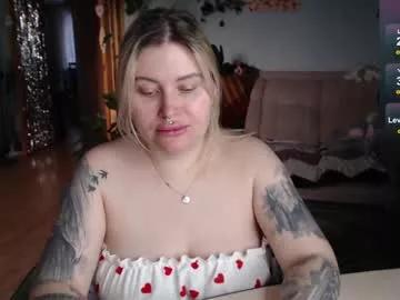 Cuddlieschris from Chaturbate