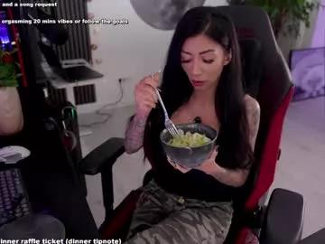 evelyne92 from Chaturbate
