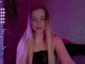 holly_molly8 from Chaturbate