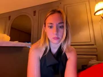 Hollyandelon from Chaturbate