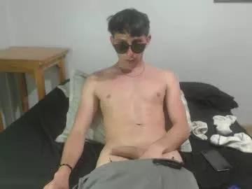 kikelargo22 from Chaturbate