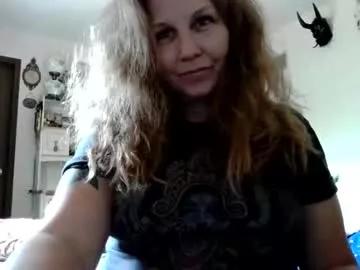 luxuriousuburbawife from Chaturbate