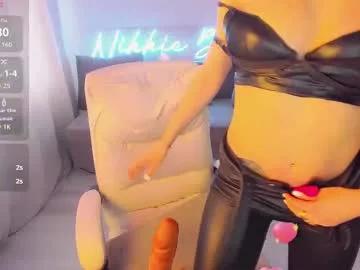 nikki_blondiee from Chaturbate