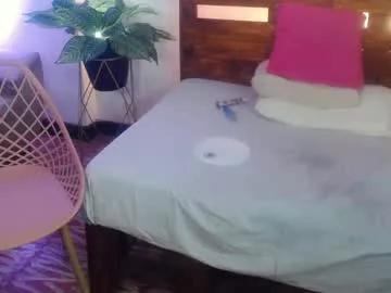 yeseniaa25_ from Chaturbate
