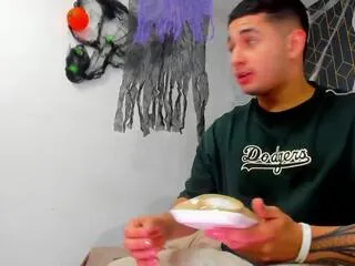 Freechat angel_falconer on Flirt4Free