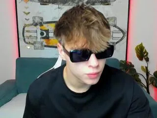 Freechat caiden_conroy on Flirt4Free