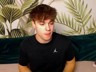 Freechat caiden_conroy on Flirt4Free