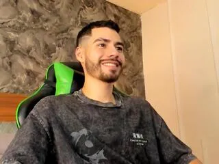 Freechat cameron_pierce on Flirt4Free