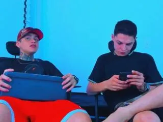 Freechat maxx_williamm_john_sally on Flirt4Free