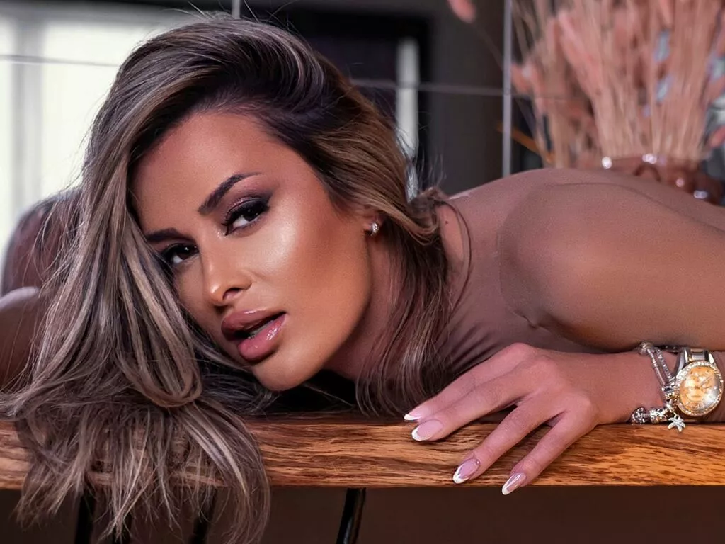 LiveJasmin AshyTaylor is Freechat AshyTaylor — Call it chemistry , call it spark , call it whatever you like . I almost always find it in intelligent , witty , darkly twisted men, full of personality ... and sexually charged :))