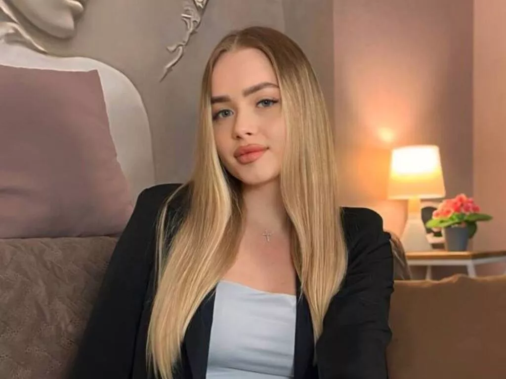 AvroraGoldie — I like attentive men  who respect me , know how to listen and appreciate sincerity  And I also adore generous gentlemen  - with you I truly open up  Lets make our evening special! 