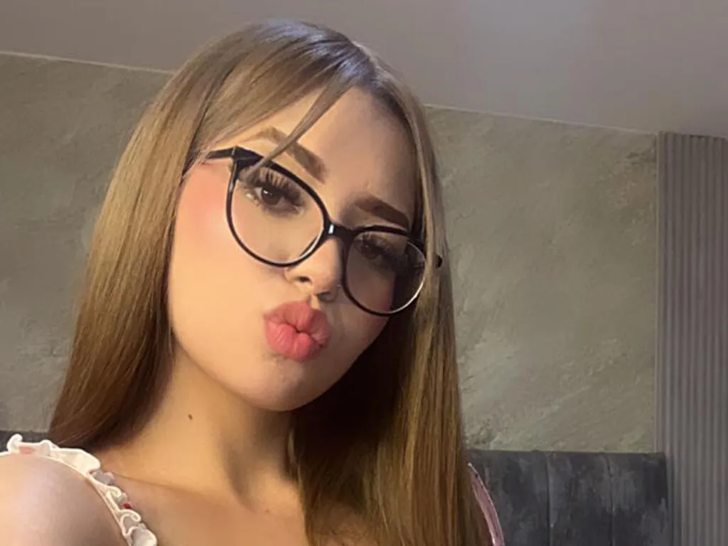 DaphnneJohnson — Me encanta la musical latina, bailar y maquillarme. 