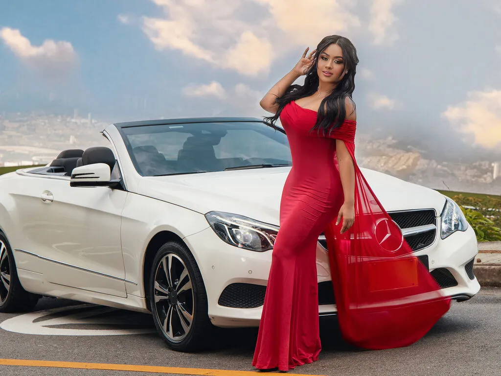 Miah — I love socializing, having fun and laughing non-stop. I also enjoy sensuality and seduction games.