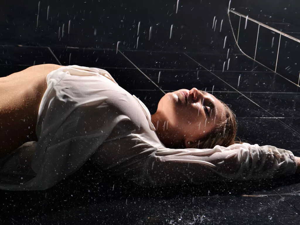 NadinOldman — I love to drive you crazy with my femininity, I love restaurant dates, hot tubs, Italian cuisine, flowers, strawberry ice cream, sexy lingerie, elegant dresses, I love little surprises ,cook delicious cakes ,getting a massage , man's eyes on orgasm...