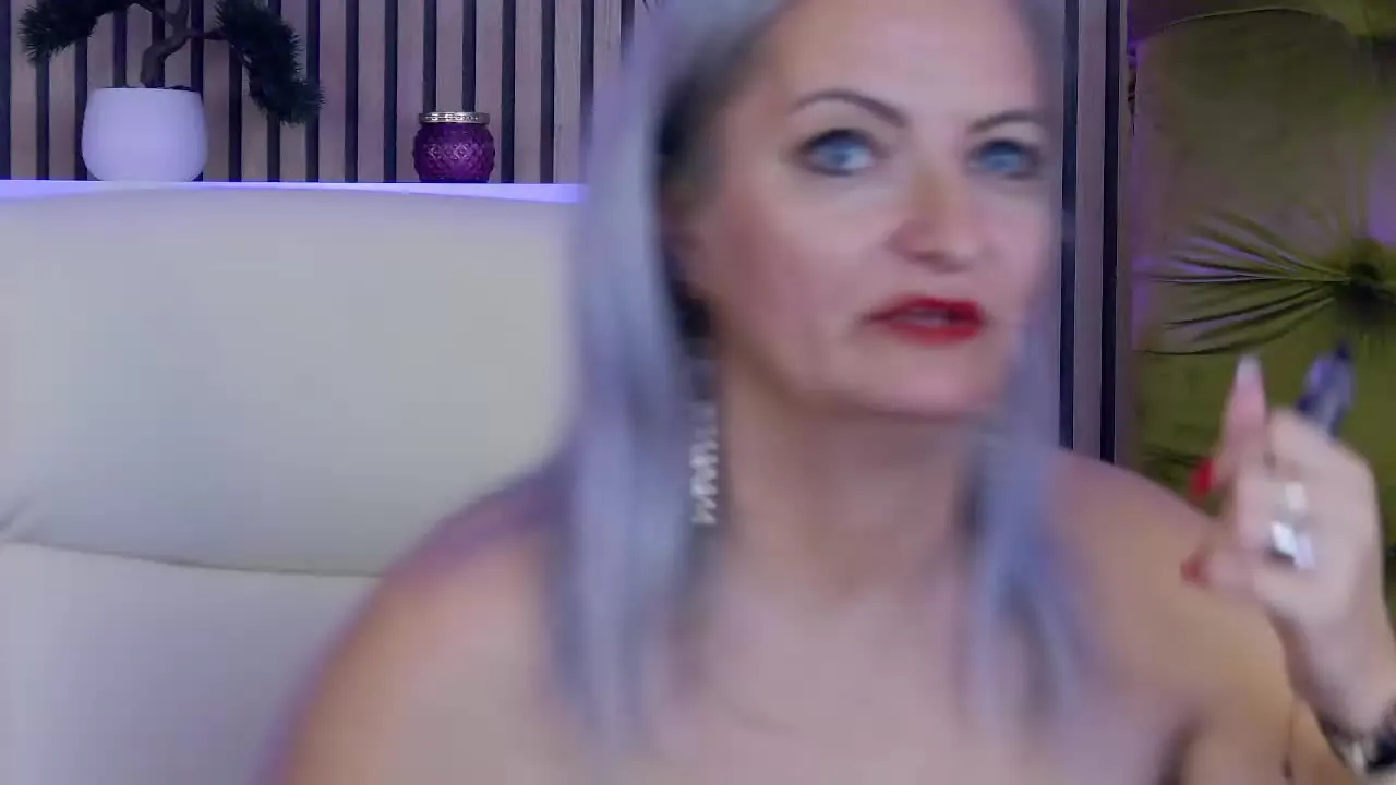 Offline AdinaJenner on Streamray