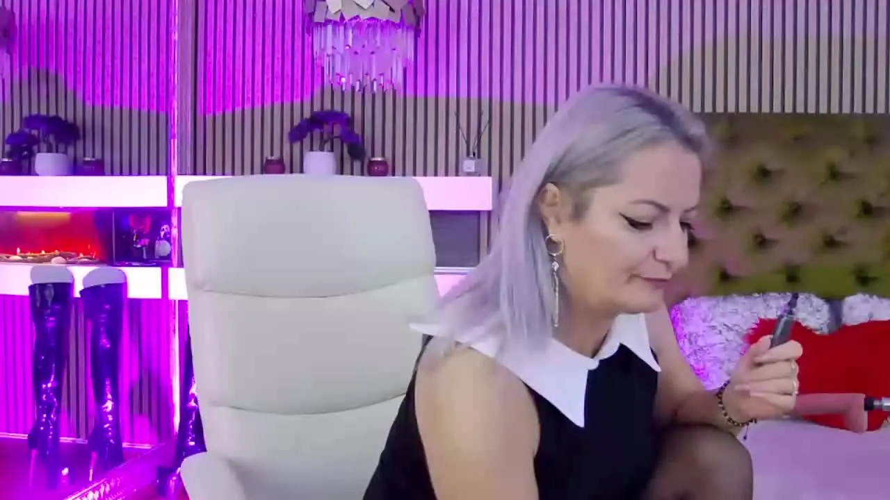 Offline AdinaJenner on Streamray