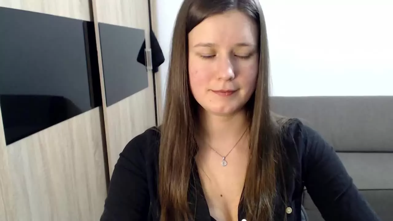 Offline CarmenShow on Streamray