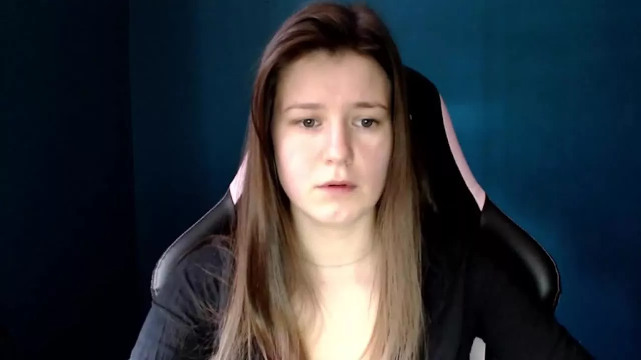 Offline CarmenShow on Streamray