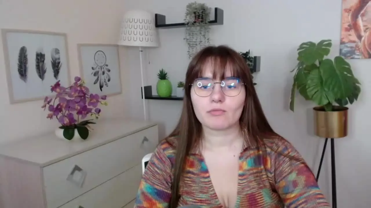 Offline JulieDream on Streamray