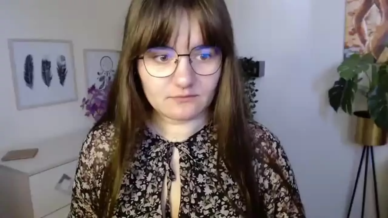 Offline JulieDream on Streamray