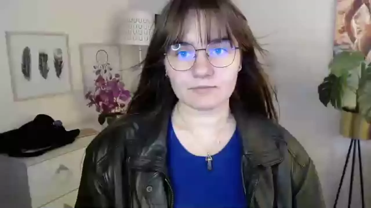 Offline JulieDream on Streamray