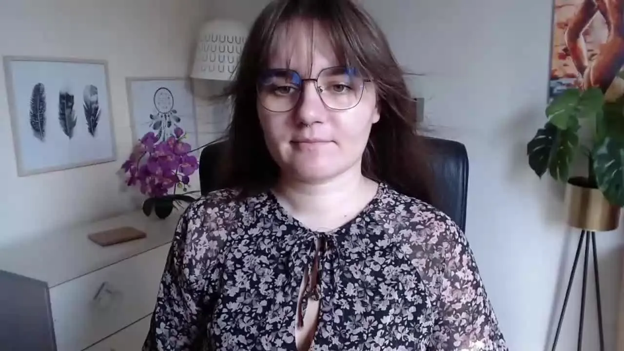 Offline JulieDream on Streamray