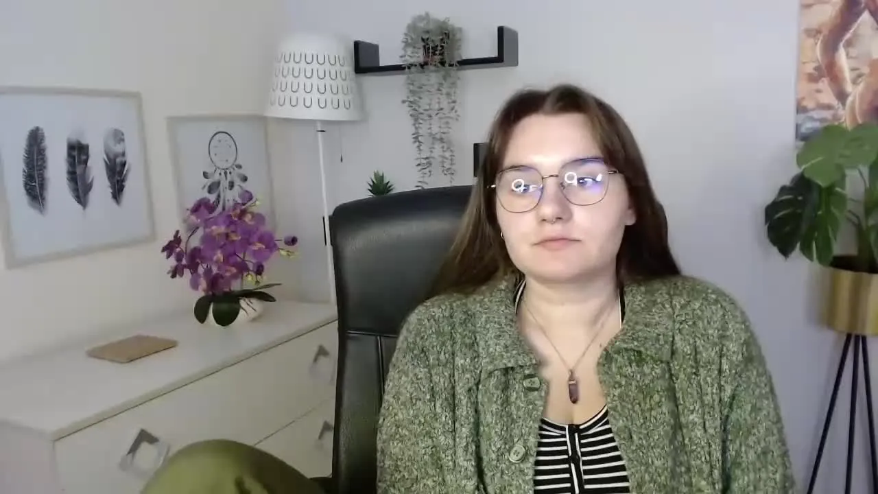 Offline JulieDream on Streamray