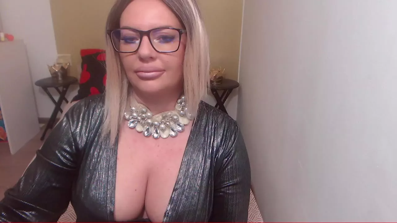 Offline KarlaDivineTS on Streamray