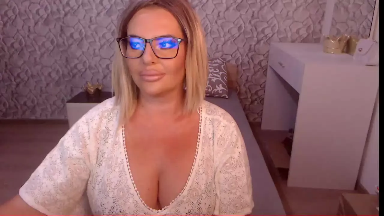 Offline KarlaDivineTS on Streamray