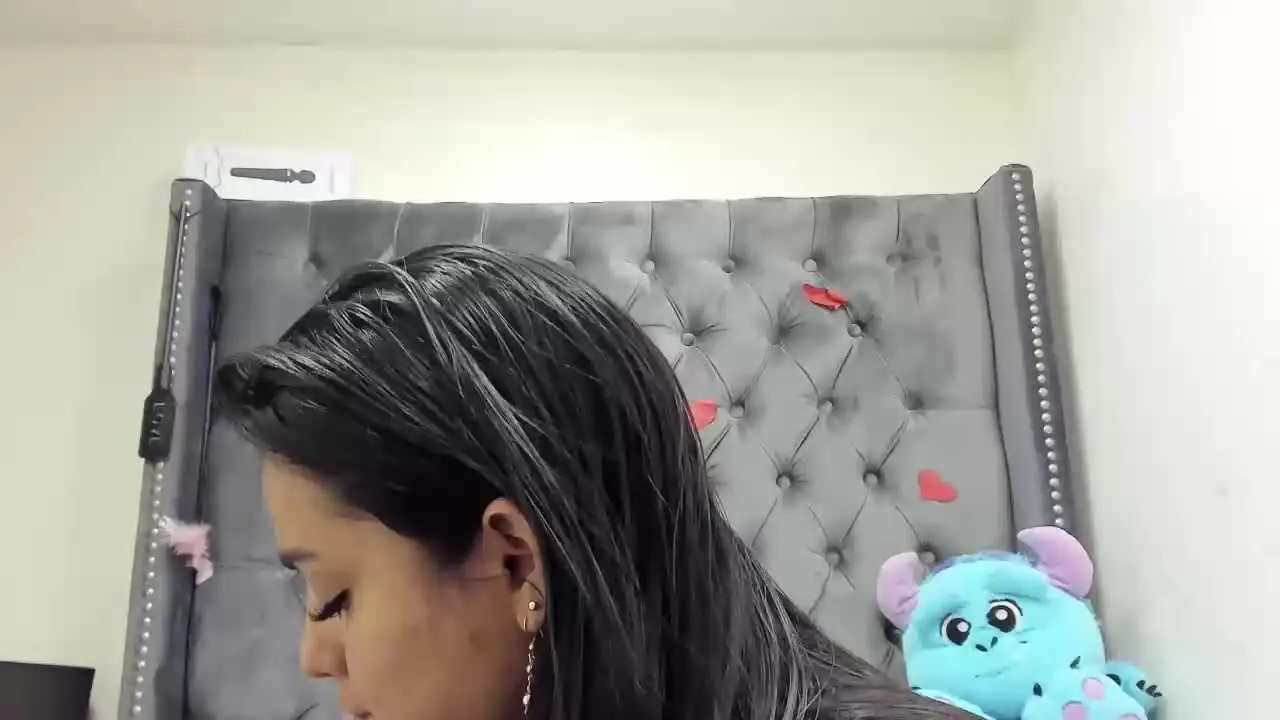 Offline LhindaCarter on Streamray